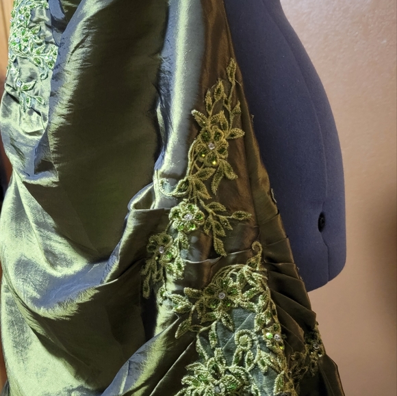 Sleeveless formal length dress - Picture 2 of 11